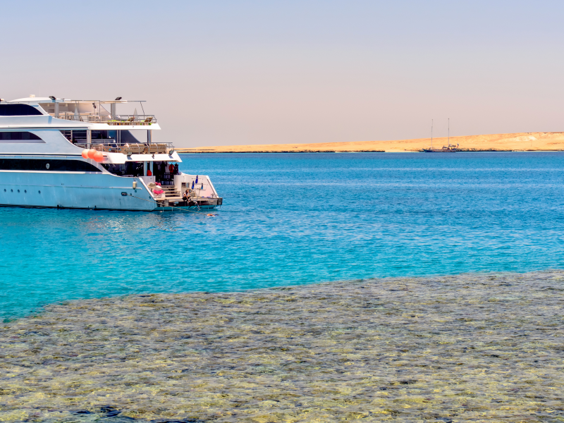Location de bateau privé à partir d’El Gouna Egypte | Réservation d’une journée de plongée en apnée en bateau de luxe